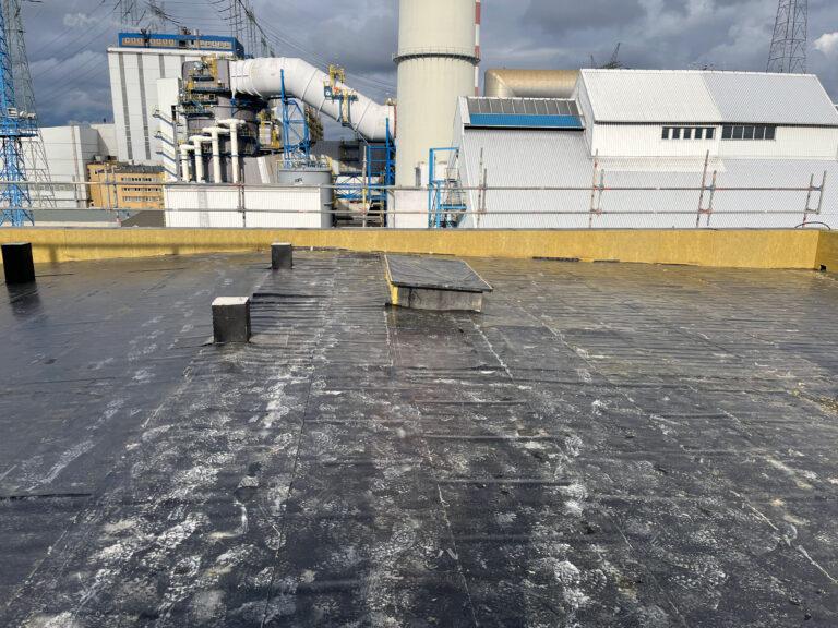 Dacheindeckungen der Gebäude des Kraftwerks Dolna Odra, Westpommern, Polen