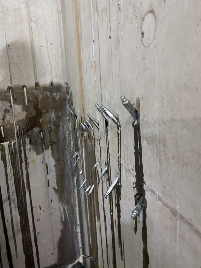 Injektion eines unterirdischen Schmutzwasserbehälters mit Polymeren
