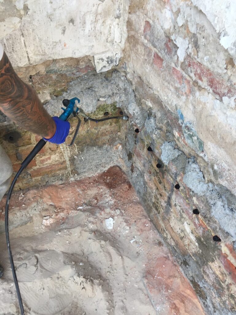 Injektionsabdichtungen einer Mauer, Swinemünde, Polen